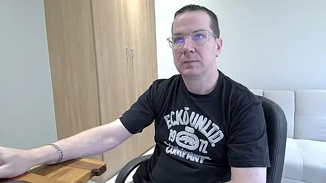 BrettJ81 online show from 10/25/25, 10:45