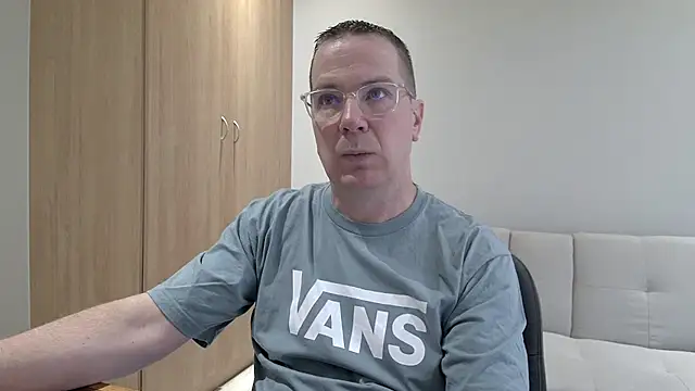 BrettJ81 online show from 12/04/25, 02:37