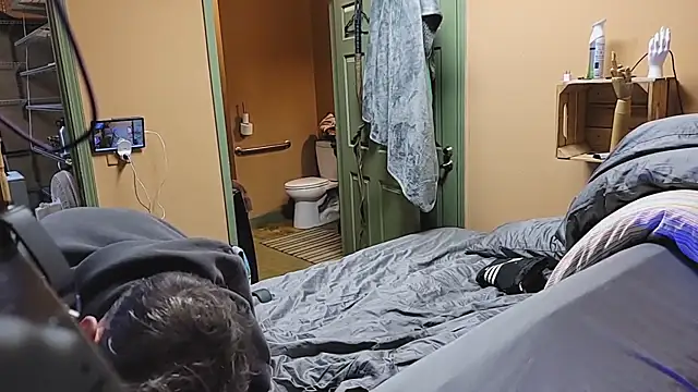 Snapshot of leahcimnikral chatting on 12/15/25, 05:23 leahcimnikral online show from 12/15/25, 05:23