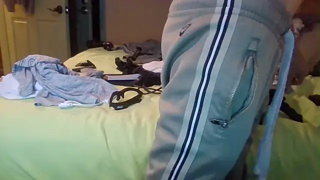 Snapshot of leahcimnikral chatting on 12/17/25, 07:58 leahcimnikral online show from 12/17/25, 07:58