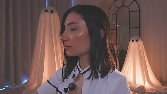 AmyArmstrong online show from 10/18/25, 09:04