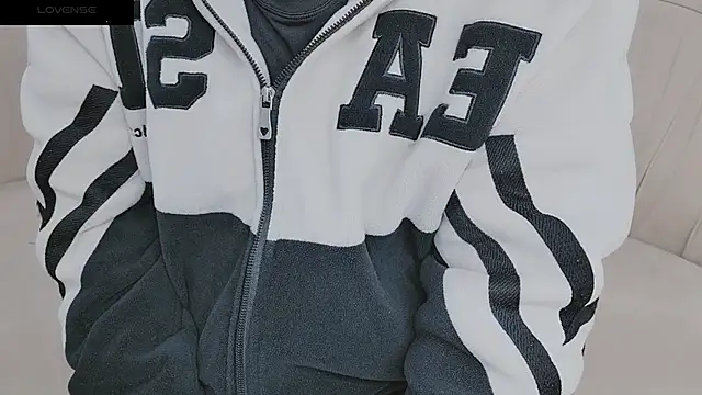 Snapshot of Sophie_Secret chatting on 12/25/24, 10:27 Sophie Secret online show from 12/25/24, 10:27